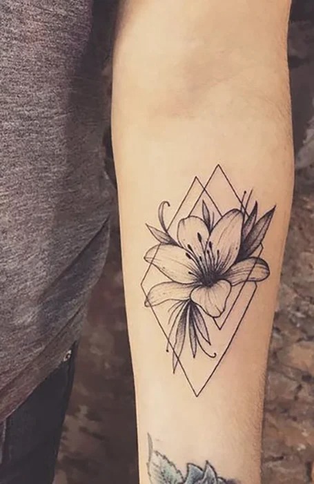 tatuaje de flor en el ante brazo