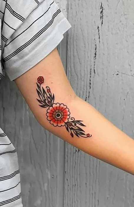 tatuaje de flor en el codo 1