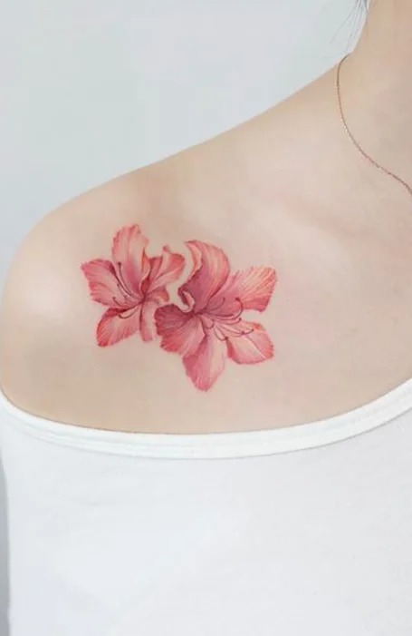 tatuaje de flor en el hombre