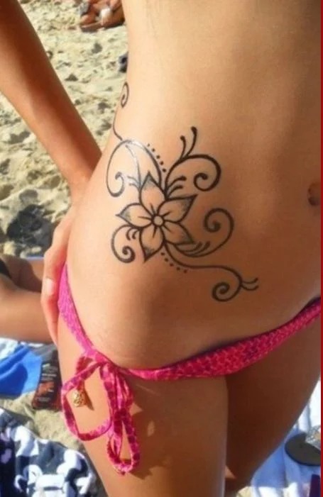 tatuaje de flor en la cintura con bikini