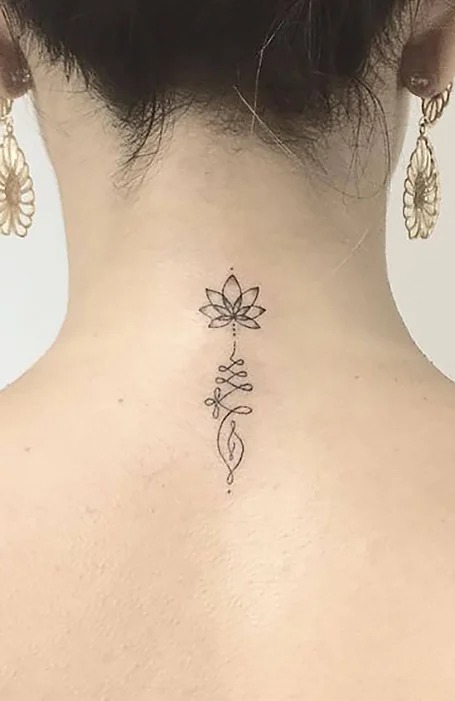 tatuaje de flor en la espalda