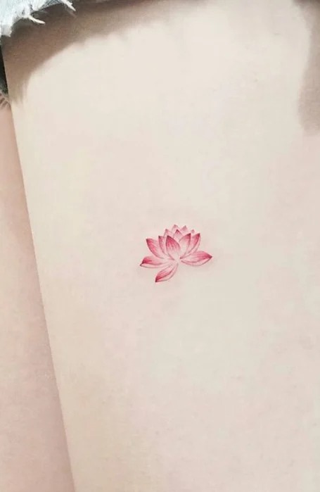 tatuaje de flor en la piernda