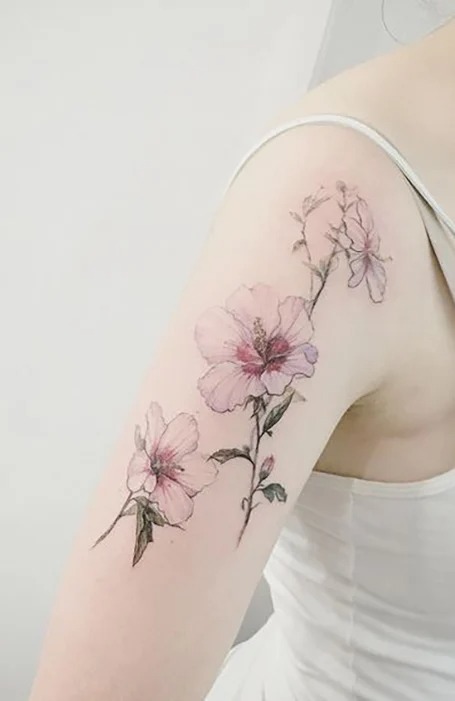 tatuaje de flor grande en el brazo