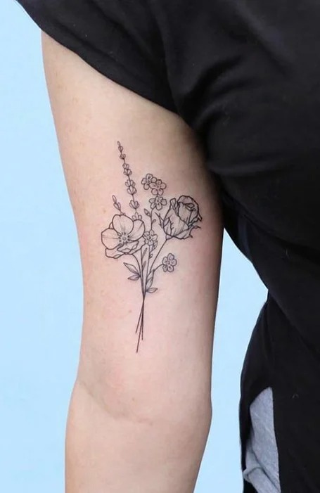 tatuaje de flor gris en el brazo
