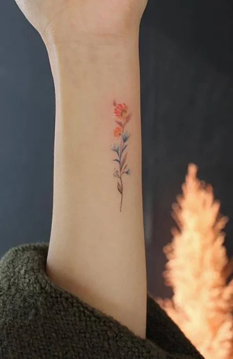 tatuaje de flor para mujer en el brazo