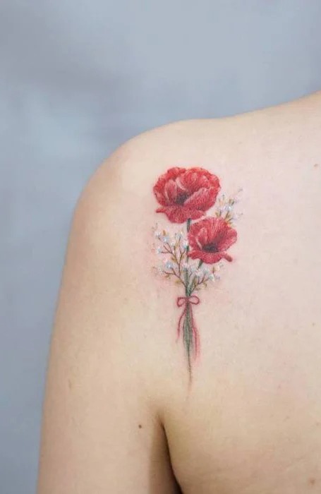 tatuaje de flor roja en el hombro 2