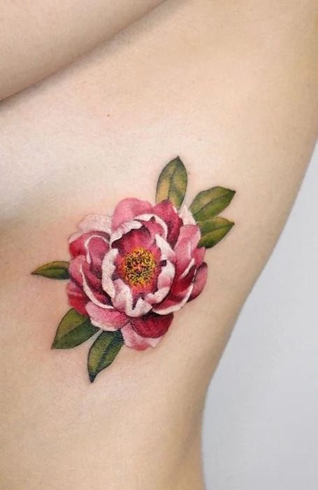 tatuaje de flor roja en el hombro