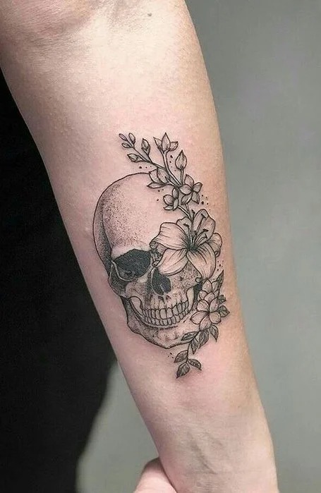 tatuaje de flor y calabera