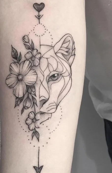 tatuaje de flor y leona