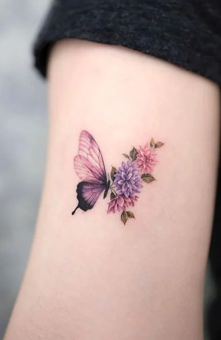 tatuaje de flor y mariposa