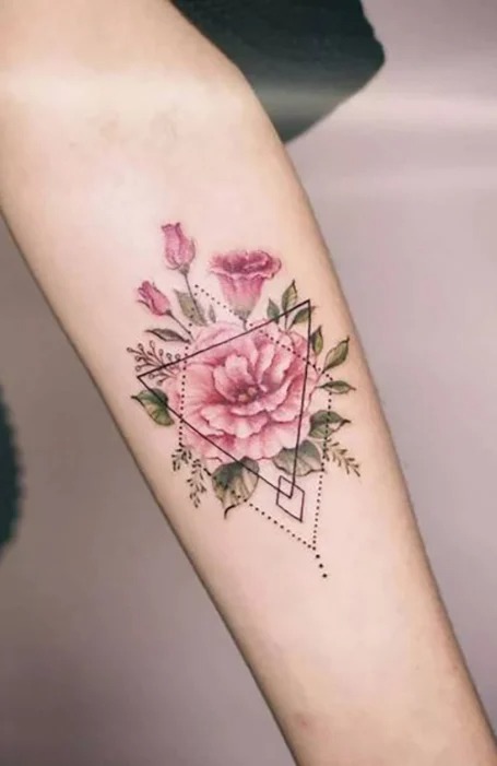 tatuaje de flor y triangulo