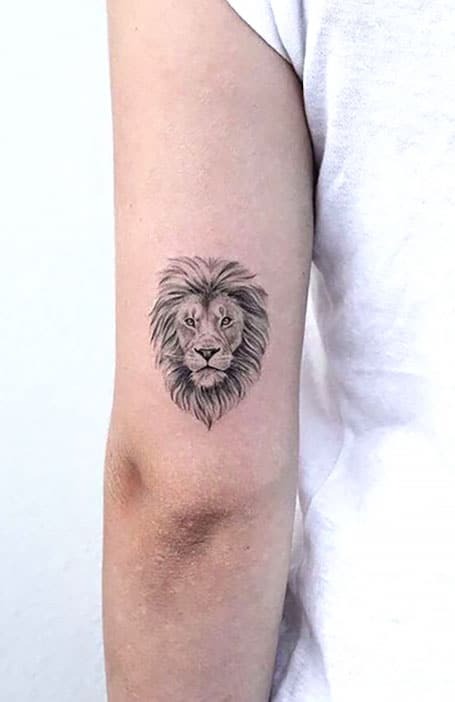 tatuaje de leon en el codo