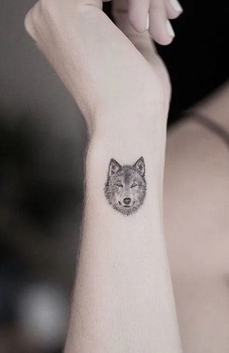 tatuaje de lobo en la muneca