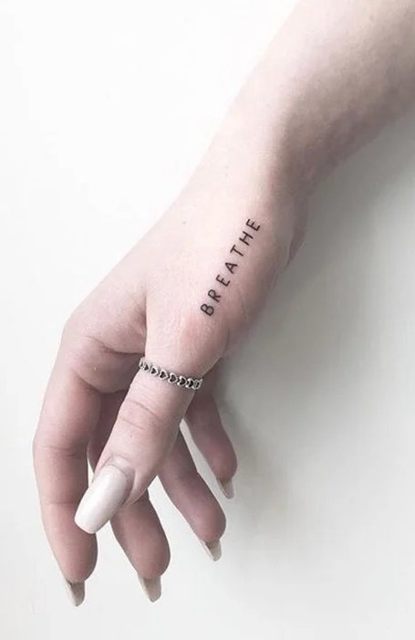 tatuaje de numero en la mano