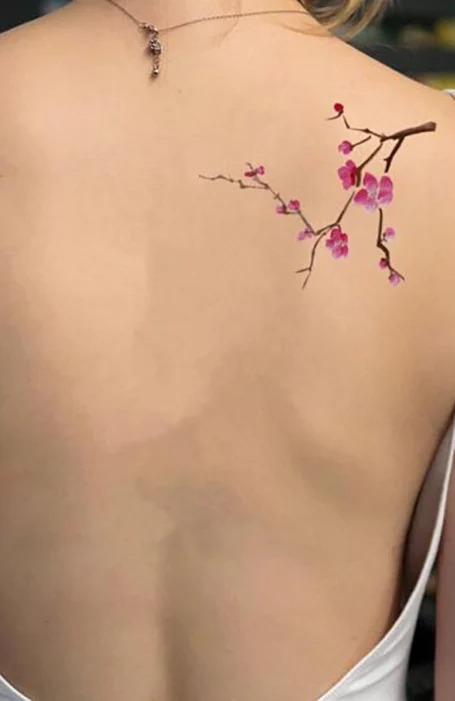 tatuaje de palo de rosa en la espalda