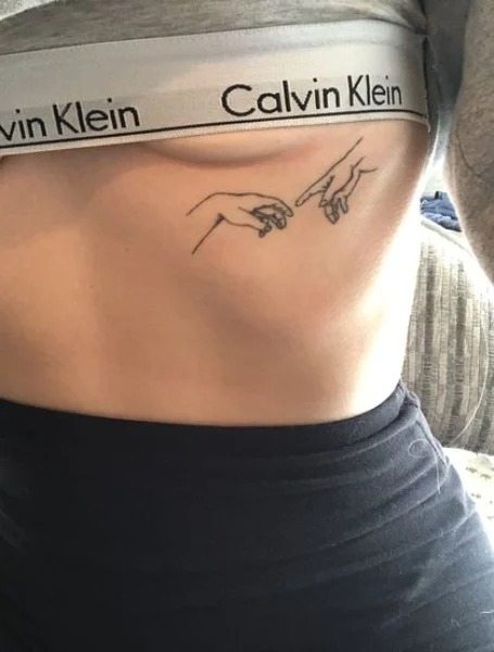 tatuaje debajo del seno