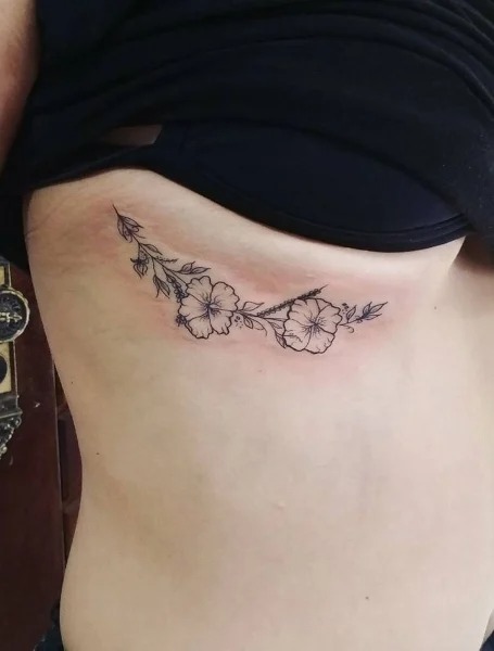 tatuaje debejo del pecho