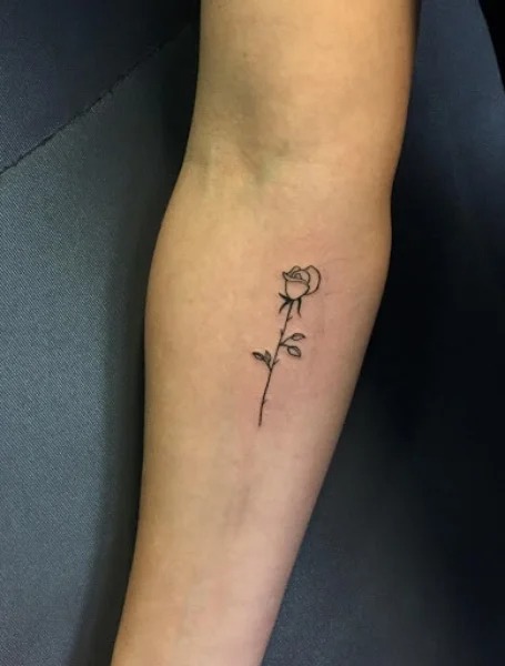 tatuaje en antebrazo y de flores