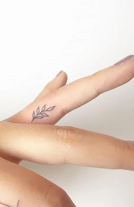 tatuaje en el dedo anular izquierdo