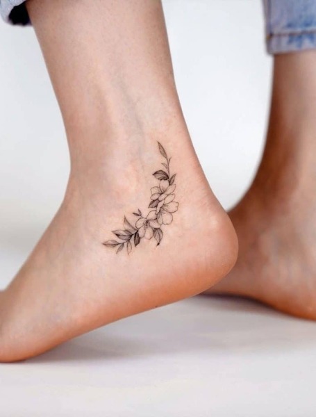 tatuaje en el tobillos de flores