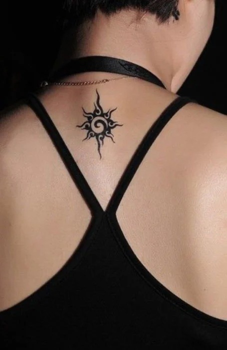 tatuaje en la espalda cuello