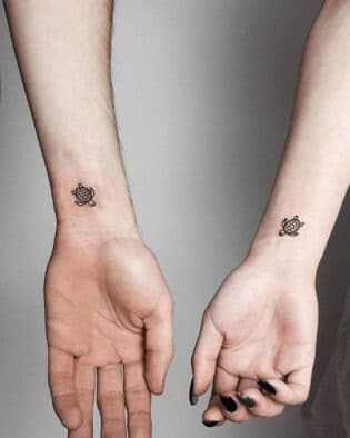 tatuaje en la munaca de parejas
