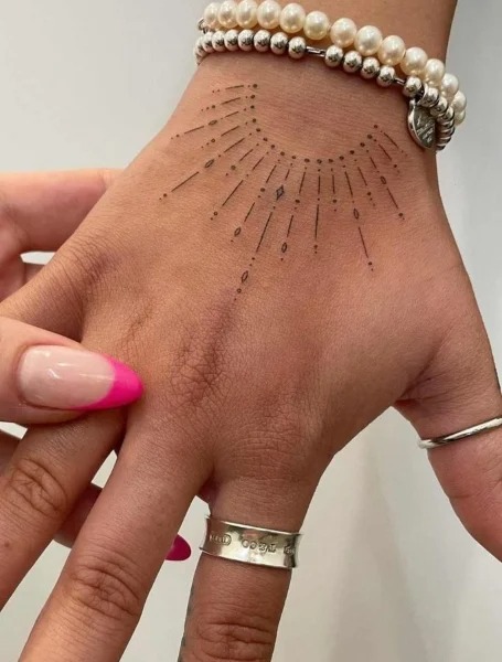 tatuaje en la parte de arriba d ela mano