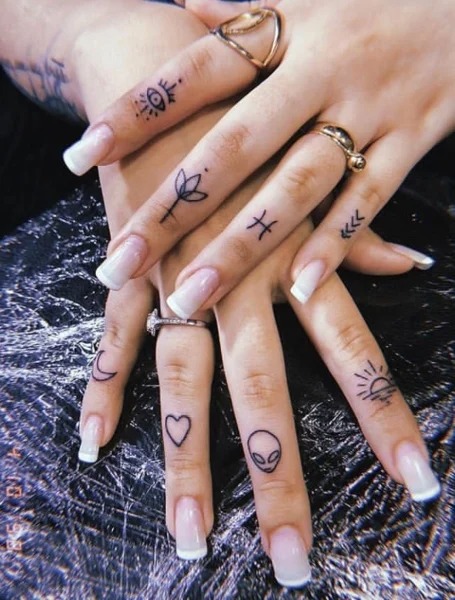 tatuaje en los dedos d ela mano