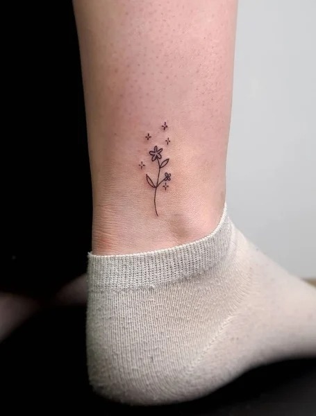 tatuaje en tobillo de flores
