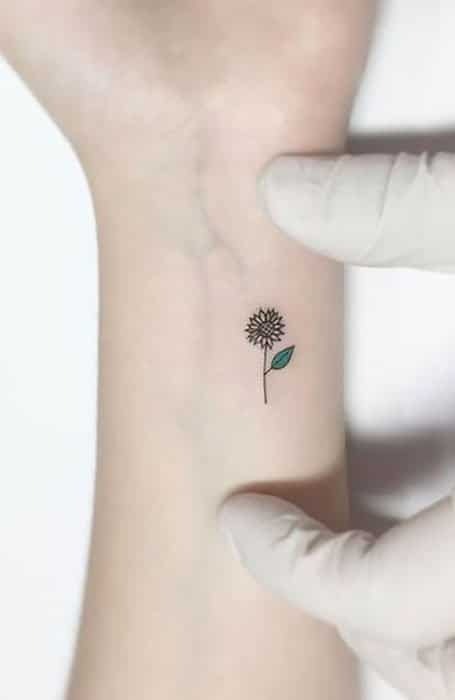 tatuaje girasol en la muneca