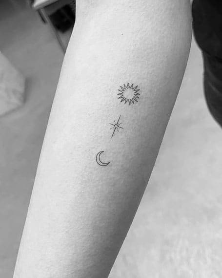 tatuaje sol luna y cruz
