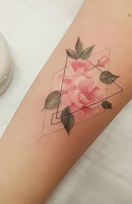 tatuaje triangulo y flor